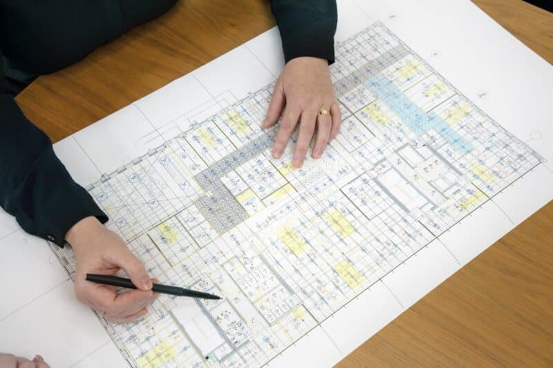 Lichtarchitecte maakt aantekeningen op een plan voor een lichtstudie